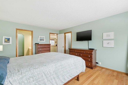 304 Mt. Brewster Circle Se, Calgary, AB - Indoor Photo Showing Bedroom