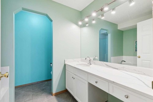 304 Mt. Brewster Circle Se, Calgary, AB - Indoor Photo Showing Bathroom