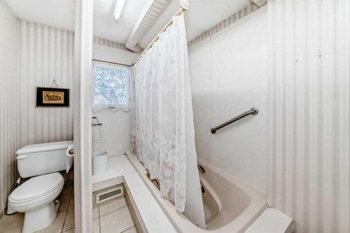 15 Whitewood Bay Ne, Calgary, AB - Indoor Photo Showing Bathroom