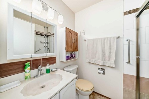 15 Whitewood Bay Ne, Calgary, AB - Indoor Photo Showing Bathroom