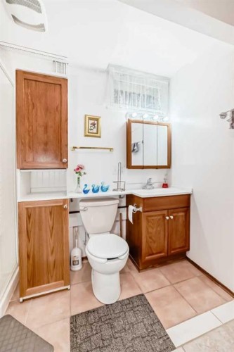 15 Whitewood Bay Ne, Calgary, AB - Indoor Photo Showing Bathroom