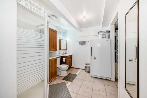 15 Whitewood Bay Ne, Calgary, AB - Indoor Photo Showing Bathroom