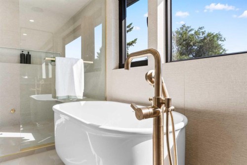 692 West Chestermere Drive, Chestermere, AB - Indoor Photo Showing Bathroom