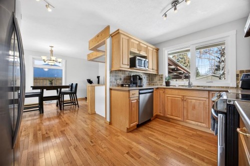 154 Windermere Road Sw, Calgary, AB - Indoor Photo Showing Kitchen