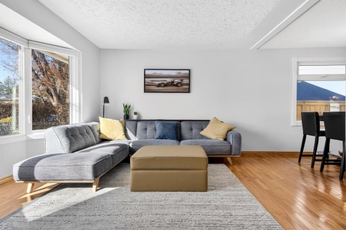 154 Windermere Road Sw, Calgary, AB - Indoor Photo Showing Living Room