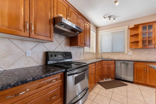 3 Lynx Meadows Drive Nw, Calgary, AB - Indoor Photo Showing Kitchen