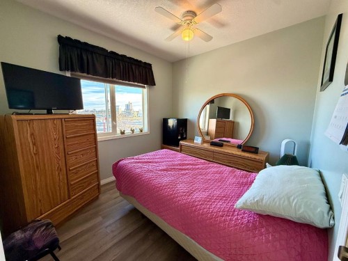 323-43 Sunrise Loop Se, High River, AB - Indoor Photo Showing Bedroom