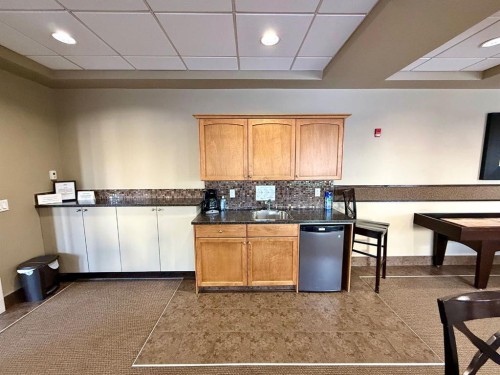 323-43 Sunrise Loop Se, High River, AB - Indoor Photo Showing Kitchen