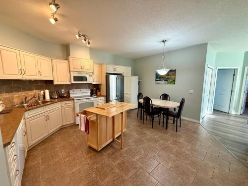 323-43 Sunrise Loop Se, High River, AB - Indoor Photo Showing Kitchen