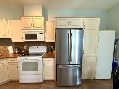 323-43 Sunrise Loop Se, High River, AB - Indoor Photo Showing Kitchen