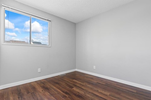 392 Templeside Circle Ne, Calgary, AB - Indoor Photo Showing Other Room