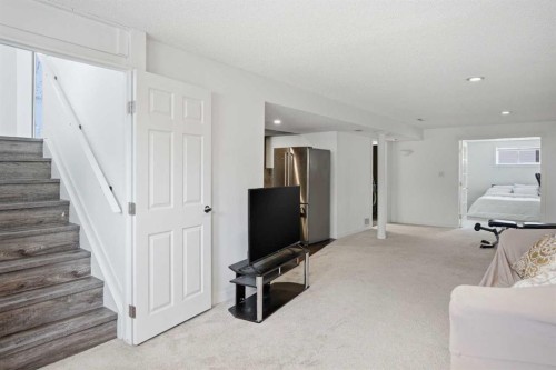 113 Mt Lorette Place Se, Calgary, AB - Indoor Photo Showing Other Room