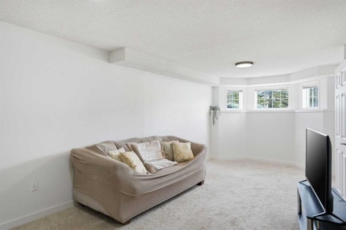 113 Mt Lorette Place Se, Calgary, AB - Indoor Photo Showing Other Room