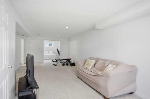 113 Mt Lorette Place Se, Calgary, AB - Indoor