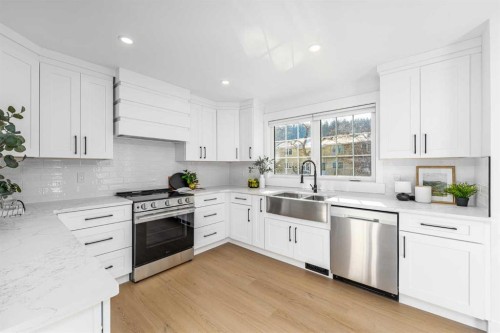 357 Point Mckay Gardens Nw, Calgary, AB - Indoor Photo Showing Kitchen With Double Sink With Upgraded Kitchen
