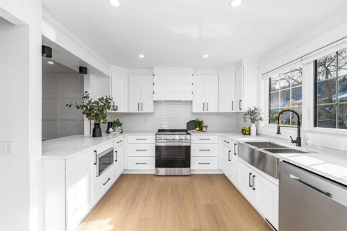 357 Point Mckay Gardens Nw, Calgary, AB - Indoor Photo Showing Kitchen With Double Sink With Upgraded Kitchen