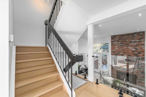 357 Point Mckay Gardens Nw, Calgary, AB - Indoor Photo Showing Other Room