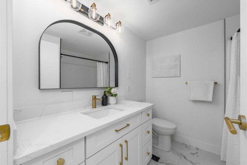 357 Point Mckay Gardens Nw, Calgary, AB - Indoor Photo Showing Bathroom