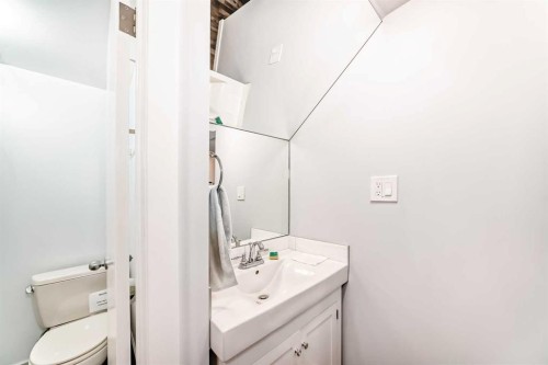 5808 Dalton Drive Nw, Calgary, AB - Indoor Photo Showing Bathroom