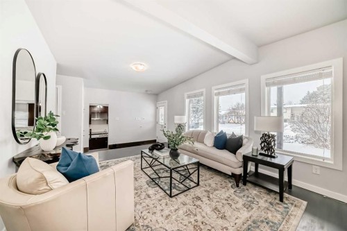5808 Dalton Drive Nw, Calgary, AB - Indoor Photo Showing Living Room