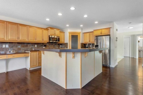 29 Sunset Close, Cochrane, AB - Indoor Photo Showing Kitchen