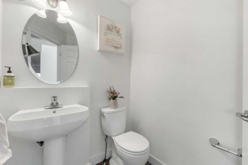 29 Sunset Close, Cochrane, AB - Indoor Photo Showing Bathroom