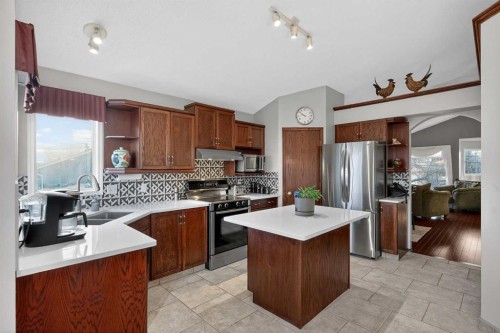 150 Somerset Close Sw, Calgary, AB - Indoor Photo Showing Kitchen With Double Sink