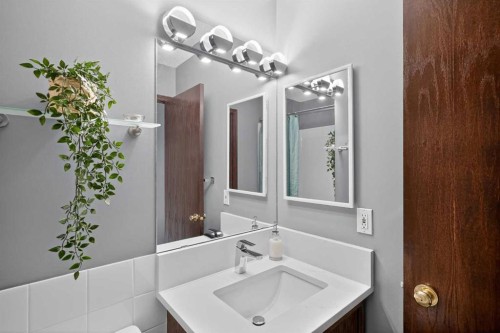 150 Somerset Close Sw, Calgary, AB - Indoor Photo Showing Bathroom