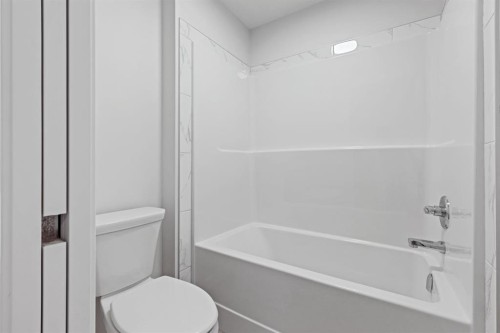 5 Valarosa Park, Didsbury, AB - Indoor Photo Showing Bathroom