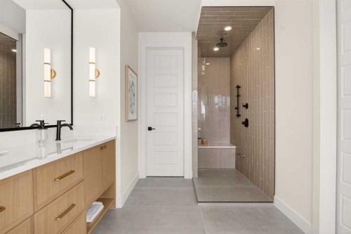 2535 2 Avenue Nw, Calgary, AB - Indoor Photo Showing Bathroom