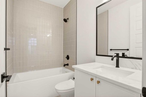 2535 2 Avenue Nw, Calgary, AB - Indoor Photo Showing Bathroom