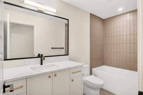 2535 2 Avenue Nw, Calgary, AB - Indoor Photo Showing Bathroom