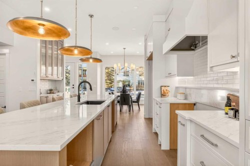 2535 2 Avenue Nw, Calgary, AB - Indoor Photo Showing Kitchen With Upgraded Kitchen