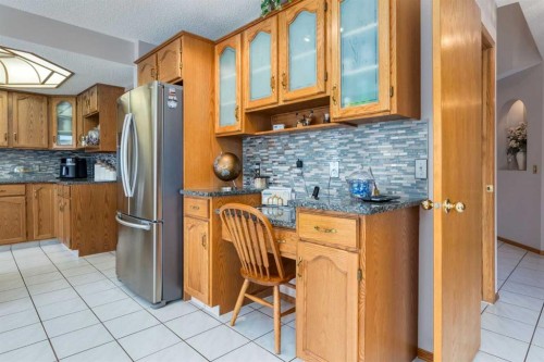 180 Edgevalley Circle Nw, Calgary, AB - Indoor Photo Showing Kitchen