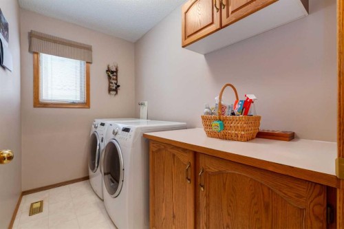 180 Edgevalley Circle Nw, Calgary, AB - Indoor Photo Showing Laundry Room