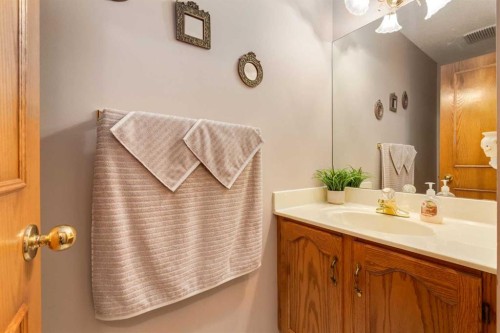 180 Edgevalley Circle Nw, Calgary, AB - Indoor Photo Showing Bathroom