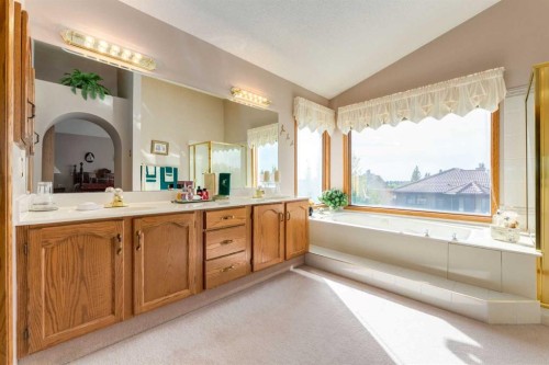 180 Edgevalley Circle Nw, Calgary, AB - Indoor Photo Showing Bathroom