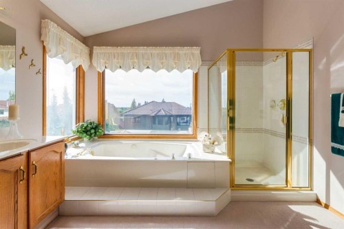 180 Edgevalley Circle Nw, Calgary, AB - Indoor Photo Showing Bathroom