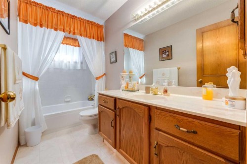 180 Edgevalley Circle Nw, Calgary, AB - Indoor Photo Showing Bathroom