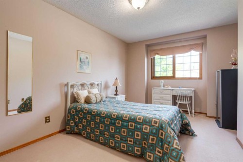 180 Edgevalley Circle Nw, Calgary, AB - Indoor Photo Showing Bedroom