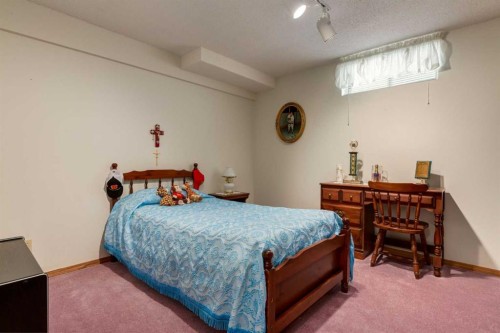 180 Edgevalley Circle Nw, Calgary, AB - Indoor Photo Showing Bedroom