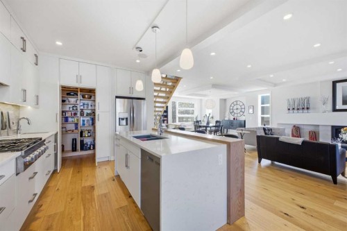 932 5 Avenue Ne, Calgary, AB - Indoor Photo Showing Kitchen With Upgraded Kitchen