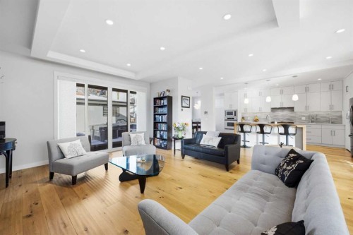 932 5 Avenue Ne, Calgary, AB - Indoor Photo Showing Living Room