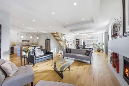 932 5 Avenue Ne, Calgary, AB - Indoor Photo Showing Living Room