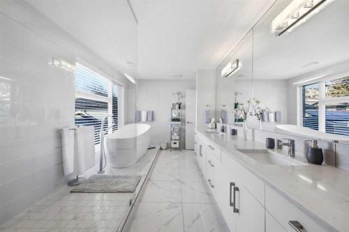 932 5 Avenue Ne, Calgary, AB - Indoor Photo Showing Bathroom