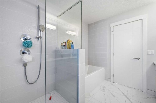 932 5 Avenue Ne, Calgary, AB - Indoor Photo Showing Bathroom