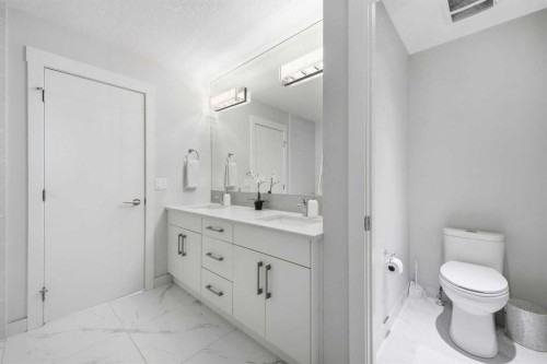 932 5 Avenue Ne, Calgary, AB - Indoor Photo Showing Bathroom