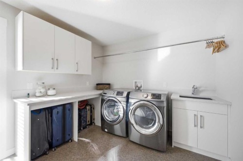 932 5 Avenue Ne, Calgary, AB - Indoor Photo Showing Laundry Room
