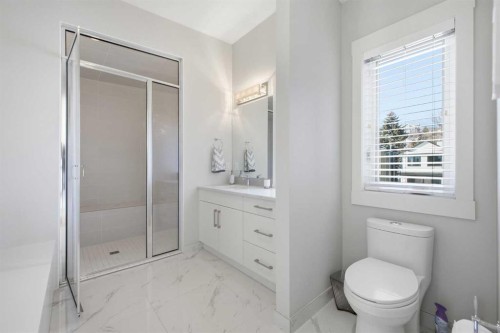 932 5 Avenue Ne, Calgary, AB - Indoor Photo Showing Bathroom