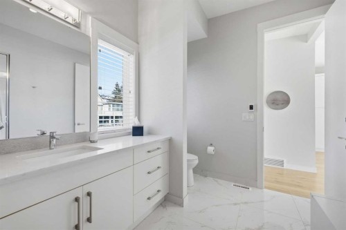 932 5 Avenue Ne, Calgary, AB - Indoor Photo Showing Bathroom